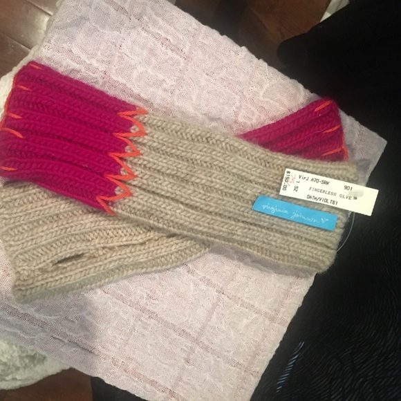 Virginia Johnson Fingerless Gloves - Picture 5 of 5